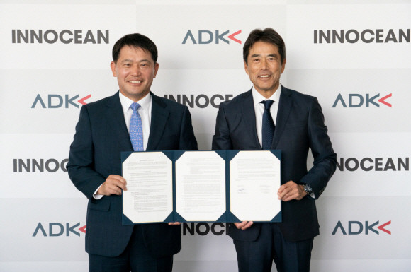 이용우 이노션 대표이사(왼쪽)와 토시야 오야마 ADK 대표이사(오른쪽). ⓒ 이노션