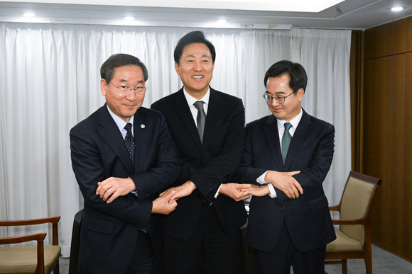 유정복 인천시장(왼쪽부터), 오세훈 서울시장, 김동연 경기도지사가 지난 16일 서울 중구 프레스센터에서 열린 김포시 서울 편입 관련 3자 회동에서 기념 촬영하고 있다. ⓒ 연합뉴스