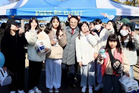 박동식 사천시장이 미래세대와 함께하는 뻔뻔 마켓 개최에서 관내 학생들과 함께하고 있다. ⓒ 사천시
