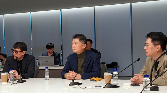 카카오는 20일 오전 김범수 경영쇄신위원장을 포함해 주요 공동체 CEO 등 20여명이 참석한 가운데 카카오판교아지트에서 4차 공동체 경영회의를 열었다. ⓒ 카카오