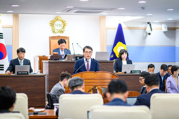장충남 남해군수가 2024년 예산안 6015억원을 설명하고 있다. ⓒ 남해군