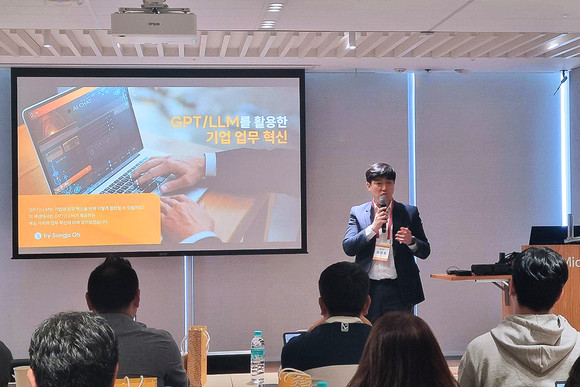 포지큐브는 생성형 AI를 활용한 기업용 검색 및 챗봇 서비스 'robi G'를 선보였다. ⓒ 포지큐브