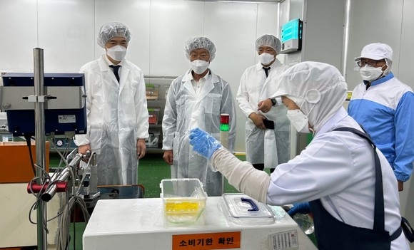 강릉시 오징어 가공업체 방문해 원료 수급 상황 점검을 하고 있는 박성훈 해수부 차관. ⓒ 해양수산부
