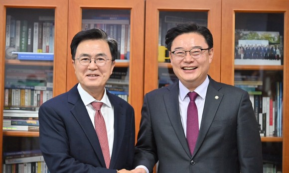 김태흠 지사가 20일 국회의원회관에서 개최한 '국방AI 클러스터 조성' 정책토론회를 마친 뒤 국회를 방문해 김성원 산자위 간사와 기념촬영을 하고 있다 ⓒ 충남도