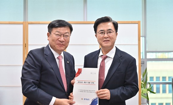 김태흠 지사가 20일 국회의원회관에서 개최한 '국방AI 클러스터 조성' 정책토론회를 마친 뒤 국회를 방문해 정점식 법사위 간사와 기념촬영을 하고 있다 ⓒ 충남도