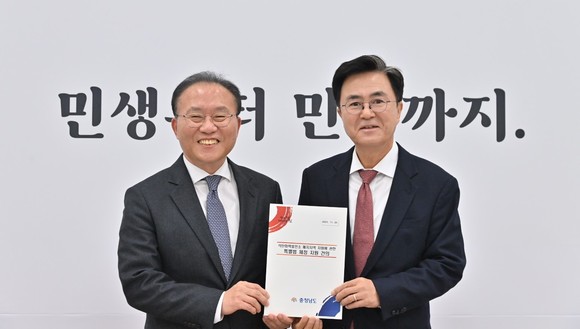 김태흠 지사가 20일 국회의원회관에서 개최한 '국방AI 클러스터 조성' 정책토론회를 마친 뒤 국회를 방문해 윤재옥 원내대표와 기념촬영을 하고 있다 ⓒ 충남도