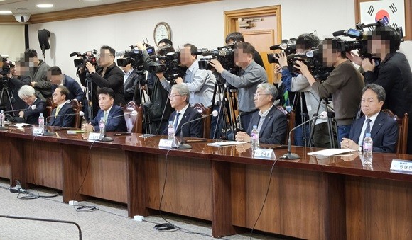 (오른쪽부터) 진옥동 신한금융 회장, 이석준 농협금융 회장, 임종룡 우리금융 회장, 함영주 하나금융 회장, 양종희 KB금융 회장. = 장민태 기자