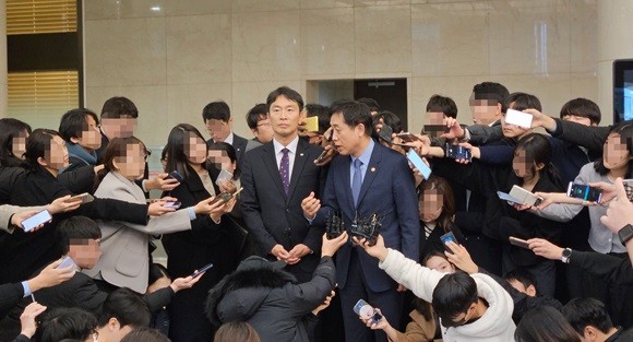 김주현 금융위원장이 기자들 질의에 답하고 있다. = 장민태 기자