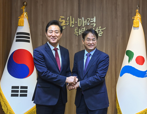 오세훈 서울시장(왼쪽)과 이동환 고양특례시장이 21일 오전 서울시청에서 열린 '메가시티 서울' 논의를 위한 회동에 참석해 인사를 나누고 있다. ⓒ 연합뉴스