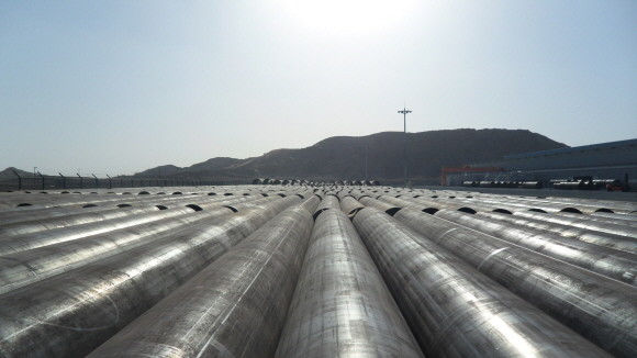SeAH Steel UAE 공장 야적장에 보관 중인 API 송유관. ⓒ 세아제강지주