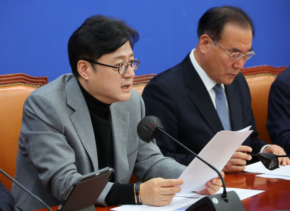 홍익표 더불어민주당 원내대표가 21일 국회에서 열린 원내대책회의에서 발언하고 있다. ⓒ 연합뉴스