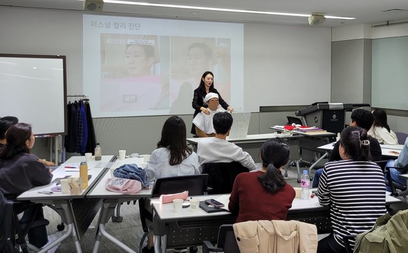 신유림는 A사 세일즈&마케팅부서 직원들을 대상으로 세일즈 역량을 높이기 위해 퍼스널컬러, 이미지 브랜딩을 주제로 강의하고 있다. ⓒ 인빌트&컬러 아르뚜아