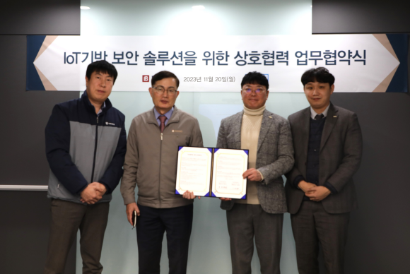 김용철 반도건설 대표(사진 가운데 왼쪽)와 이재원 씨큐앤비 대표(사진 가운데 오른쪽) 등 관계자들이 IoT 기반 보안솔루션을 위한 상호협력 업무협약을 체결하고 기념촬영을 하고 있다. Ⓒ 반도건설