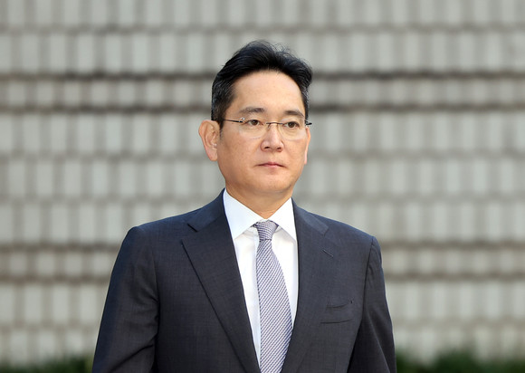 이재용 삼성전자 회장이 지난 17일 오전 서울 서초구 서울중앙지방법원에서 열린 '회계부정·부당합병' 관련 1심 결심 공판에 출석하고 있다. ⓒ 연합뉴스