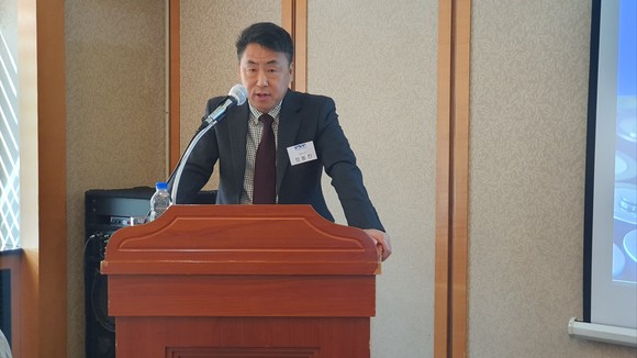 정봉진 케이엔에스 대표이사가 21일 열린 기자간담회에서 프레젠테이션을 진행 중인 모습. = 박기훈 기자
