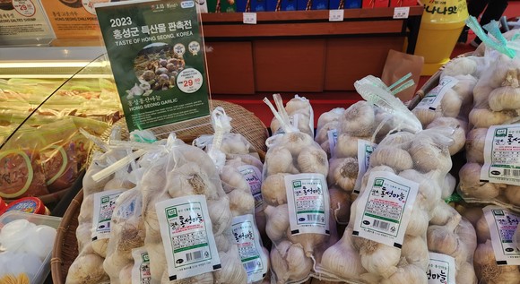 홍성마늘, 홍성고춧가루, 광천새우젓 등을 말레이시아 교민들을 대상으로 전시·판매 모습. ⓒ 홍성군