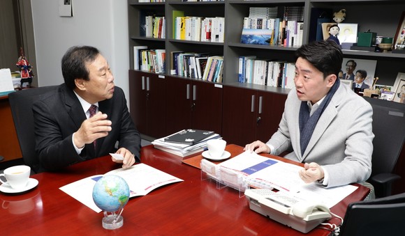 최민호 세종시장이 21일 국회를 방문해 강훈식 예산결산특별위원회 간사와 만나 예결위 심사 과정에서 시 주요 현안 사업의 국비 반영을 건의했다. ⓒ 세종시