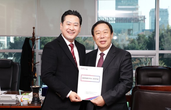 최민호 세종시장이 21일 국회를 방문해 장동혁 의원과 행정소송법 개정안의 조속한 본회의 통과를 촉구 후 기념촬영을 하고 있다. ⓒ 세종시
