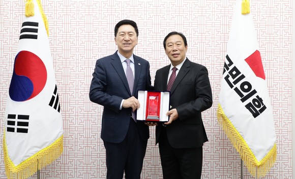 최민호 세종시장이 21일 국회를 방문해 김기현 당대표와 접견 후 기념촬영을 하고 있다. ⓒ 세종시