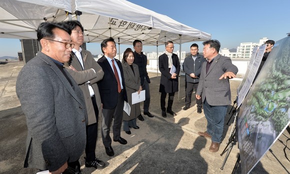 예결특위는 21일 국방대학교 체력단련장 조성지 방문에 이어 오후에는 공주생명과학고등학교에 조성 중인 AI교육체험센터에 방문했다. ⓒ 의회사무국