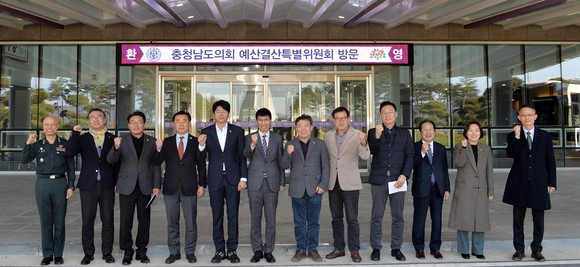 예결특위는 21일 국방대학교 체력단련장 조성지 방문에 이어 오후에는 공주생명과학고등학교에 조성 중인 AI교육체험센터을 현장방문 후 기념촬영을 하고 있다. ⓒ 의회사무국