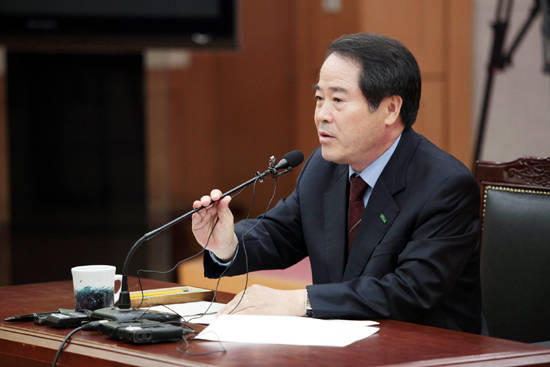 최형식 전남 담양군수가 10일 오후 기자간담회를 열고 무정면 면장 구속과 관련해 자신과 부인은 무관하다고 주장했다.=김성태 기자