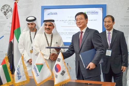 11일 UAE 아부다비에서 열린 현대중공업과 아드마옵코사의 해양공사 계약식 중 김종도 현대중공업 해양사업본부장(오른쪽 두 번째)과 아드마옵코사의 알 자완(Ali R. Al-Jarwan) 사장(왼쪽 두 번째)이 서명 후 악수하고 있다. ⓒ 현대중공업