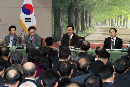 담양군민과 대화하고 있는 이낙연 전남도지사. ⓒ 전남도