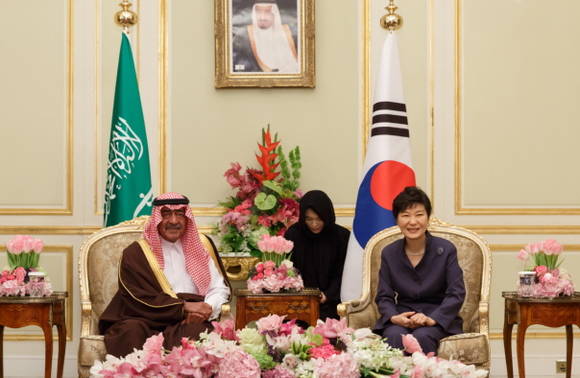 박근혜 대통령은 3일 오후(현지시간) 사우디아라비아 리야드 킹사우드궁에서 무크린 빈 압둘아지즈 알사우드 왕세제를 접견했다. ⓒ 청와대