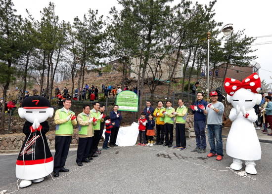 3일 금호타이어 임직원들과 서울시 및 종로구 관계자들이 탄소상쇄숲 조성행사에서 기념사진을 찍고 있다. ⓒ 금호타이어