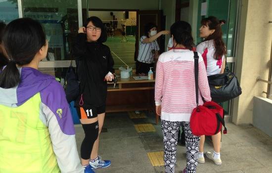 전남과학기술고등학교에 출입하는 선수들이 체온을 측정하고 있다. ⓒ 프라임경제