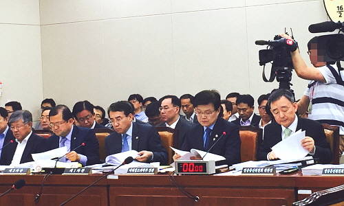 16일 국회 미방위 전체회의를 통해 최양희 미래부 장관은 기본료 폐지 방안에 사실상 부정적인 입장을 드러냈다. ⓒ 프라임경제