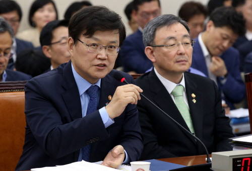 16일 미방위 여야 의원이 통신사 감청장비 의무화에 대해 상반된 입장을 밝힌 가운데, 최양희 미래부 장관은 감청 필요성을 주장했다. ⓒ 뉴스1