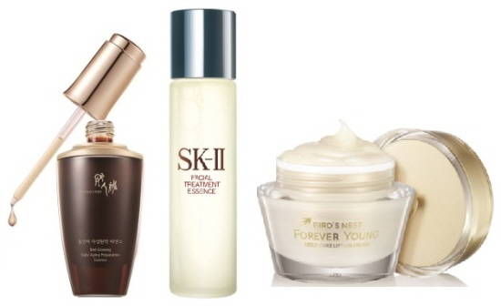 동인비 자생원액 에센스(좌), SK-II 페이셜 트리트먼트 에센스(가운데), 바닐라코 버즈 네스트 포에버 영 멀티 케어 리프팅 크림(우). ⓒ 각사