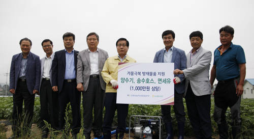 농협축산운동본부는 강릉시를 찾아 극심한 가뭄으로 피해를 보고 있는 농가에 가뭄 방재물품을 전달했다. ⓒ 농협축산운동본부