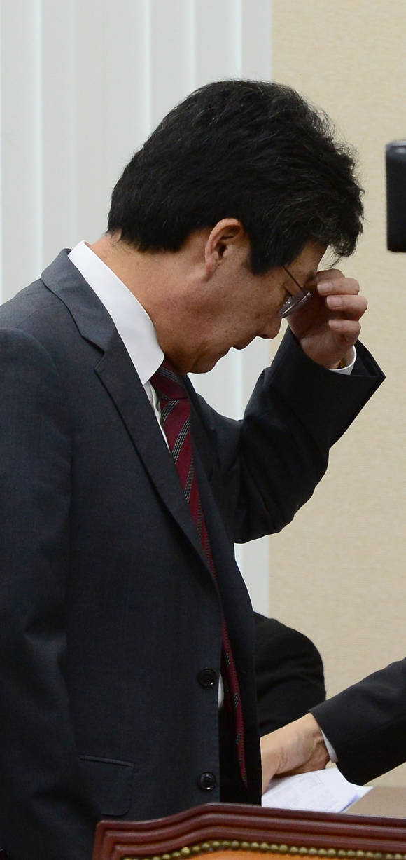 유승민 새누리당 원내대표가 1일 국회에서 열린 국방위원회 전체회의에 참석하며 보좌진이 건넨 자료를 심각한 표정으로 살펴보고 있다. ⓒ 뉴스1