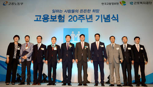 고용노동부는 서울 양재동 엘타워에서 고용보험 20주년 기념식 및 심포지엄을 개최하고, 고용보험 유공자들에게 정부포상자을 수여했다. ⓒ 뉴스1