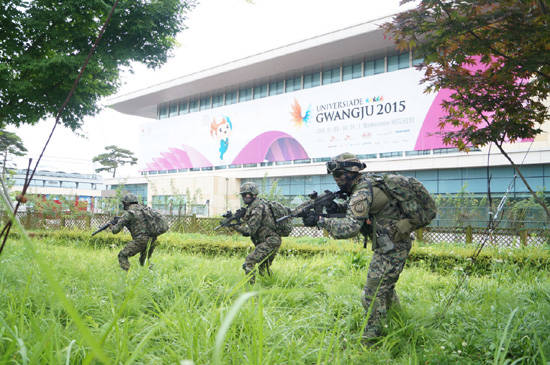 광주 U대회 경비작전을 수행하고 있는 특전사 대원들(전남 화순 하니움체육관). ⓒ 광주U대회조직위원회