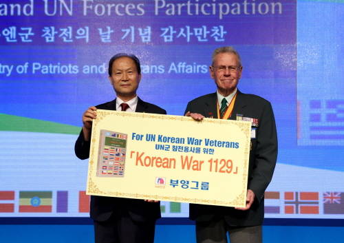 27일 오후 서울 잠실 롯데호텔에서 열린 '6·25전쟁 정전협정 및 유엔군 참전의 날' 기념 감사만찬에서 이삼주 사장이 존 비숍 국제한국전향군연맹 회장에게 이중근 회장 편저인 '6·25전쟁 1129일' 영문판을 기증하고 있다. ⓒ 부영그룹