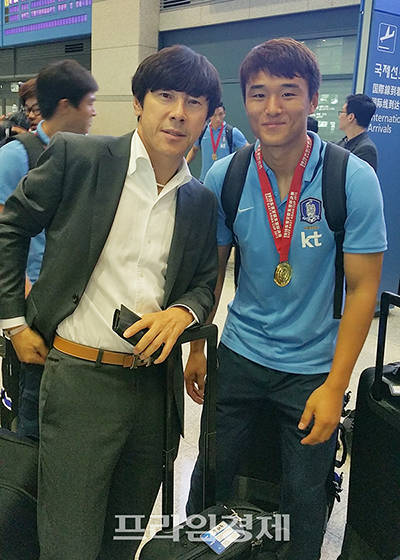 이찬동 선수가 쑥스러워하며 신태용 감독과 함께 포즈를 취하고 있다. = 신효정 기자