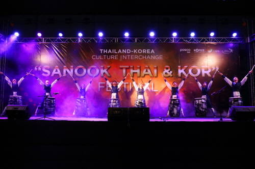 포스코건설 대학생봉사단 해피빌더들이 'Sanook Thai & Kor(즐기자 태국과 한국)' 행사에서 난타를 선보이고 있다. ⓒ 포스코건설