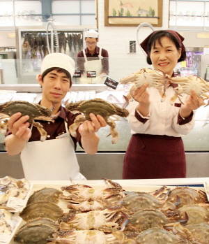 신세계 센텀시티 지하1층 푸드 마켓 수산코너에서 전남 진도에서 직송한 가을 제철 활꽃게를 선보이고 있다. ⓒ신세계 센텀시티