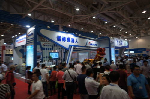 중국인들이 좋아하는 사자품 공연을 하는 로봇. = 임혜현 기자