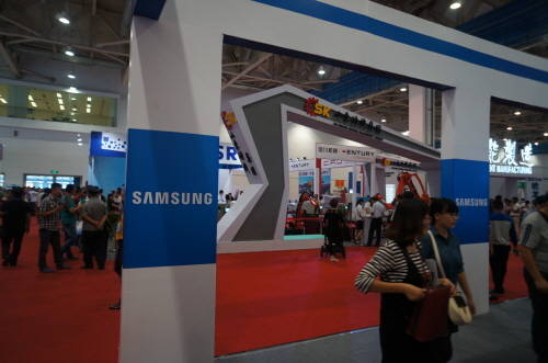 삼성전자 부스에서 내다본 제1회 중한일 산업박림회 인파들. = 임혜현 기자
