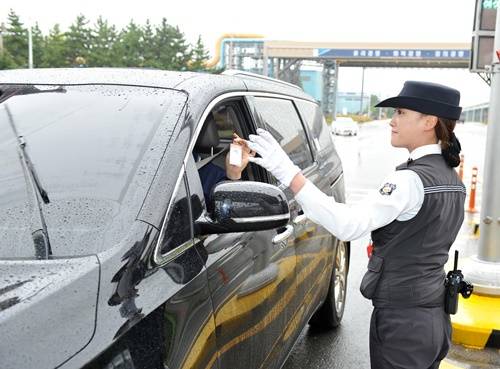 포스코 광양제철소 보안경비업체 직원이 출입차량 운전자를 확인하고 있다. ⓒ 광양제철소