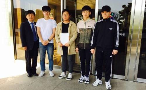 5일 광주지법 순천지원을 방문한 광양보건대 졸업생과 재학생들. 이들은 이날 이홍하 설립자를 상대로 등록금반환 소송을 제기했다. ⓒ 광양보건대