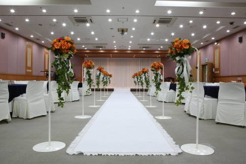 9월20일 대방동 여성회관에서 열린 결혼식에 참웨딩협동조합 관계자들이 도움을 준 장면. 형편상 결혼식을 올리지 못했던 커플이 이 자리에서 면사포와 턱시도를 입었다. ⓒ 참웨딩협동조합