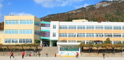 여도초등학교 5학년 학생들이 여수시가 추진 중인 '사립외고 반대'집회를 경찰에 신고하며 여론의 중심에 등장했다. 사진은 여도초등학교 전경. ⓒ 여도초