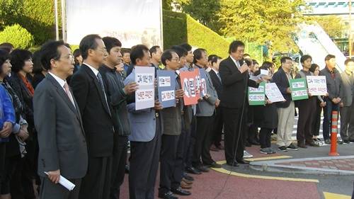 여수시의 외고 설립 움직임에 여도초·중학교 교직원들이 14일 오후 5시 학교 정문 앞에서 기자회견을 열어 반대 입장을 밝히고 있다. = 지정운 기자