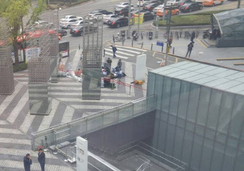 강남 삼성 사옥 인근 반올림 시위대와 카메라 삼각대를 사용, 채증을 진행하는 삼성 측 보안 관리자들. = 임혜현 기자